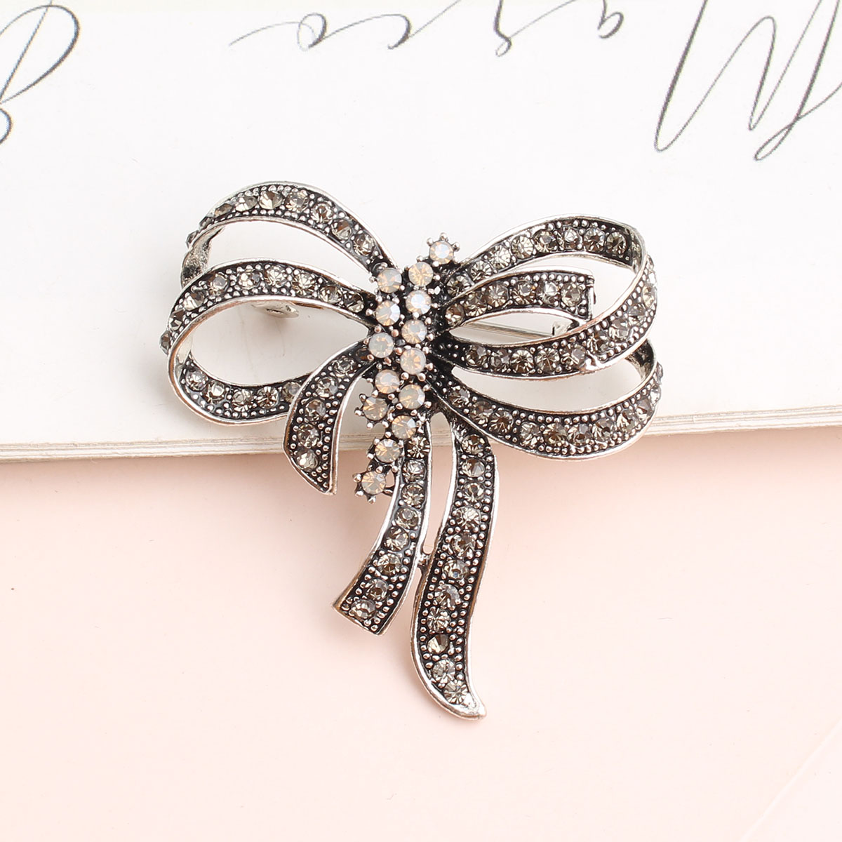 Elegant Bow Knot Alloy Inlay Crystal Rhinestones Women's Brooches display picture 6