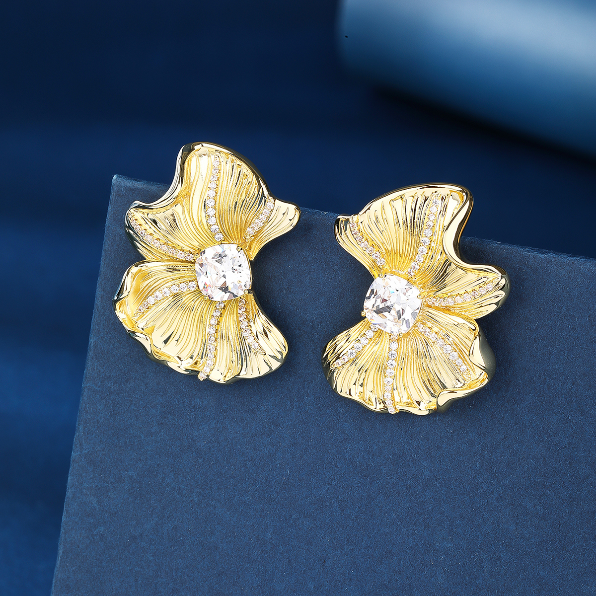 1 Pair Simple Style Commute Flower Plating Inlay Copper Zircon 18k Gold Plated Ear Studs display picture 1