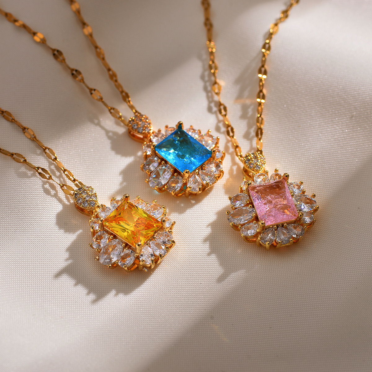 Elegant Floral Rhinestone Copper Artificial Diamond Pendant Necklace In Bulk display picture 1