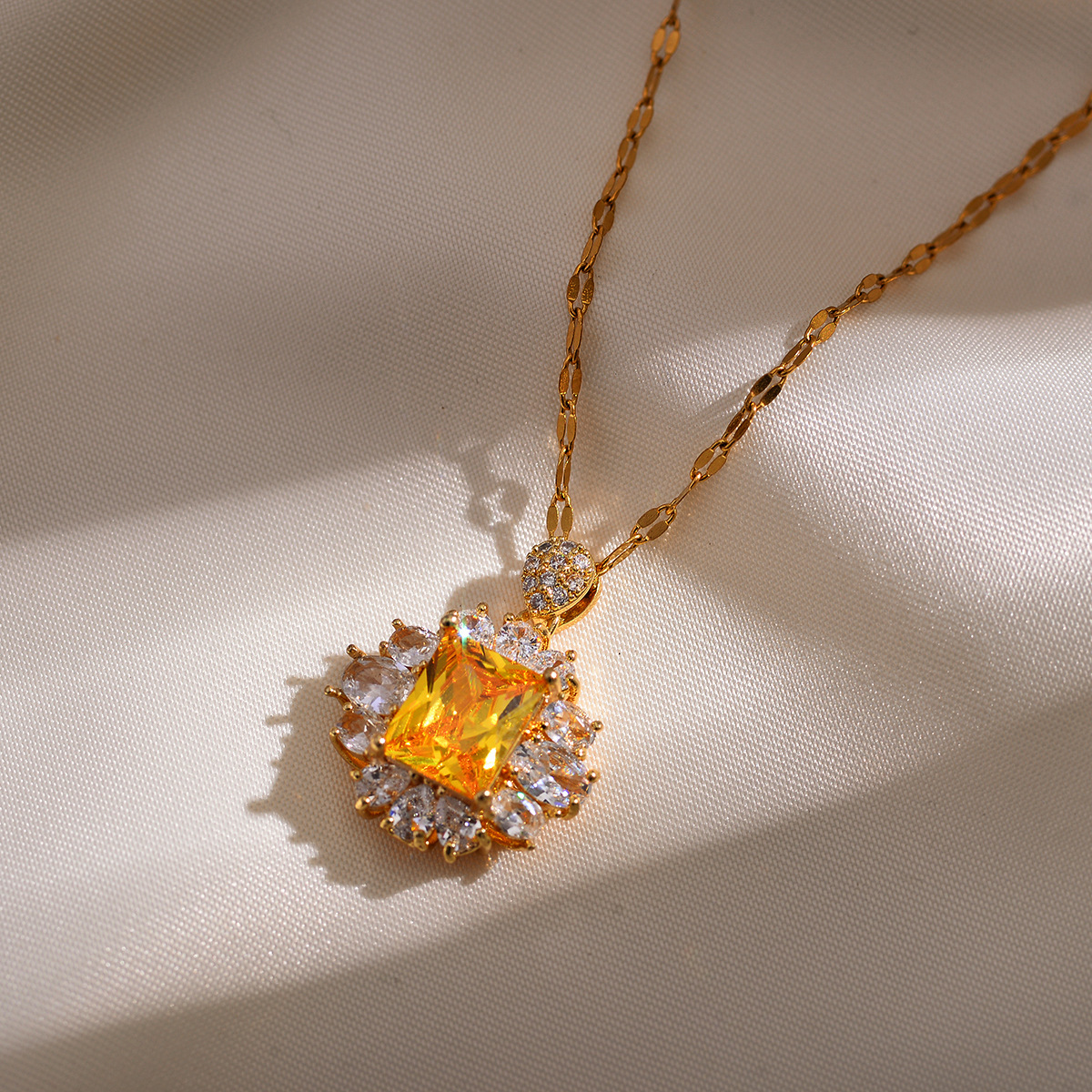 Elegant Floral Rhinestone Copper Artificial Diamond Pendant Necklace In Bulk display picture 3