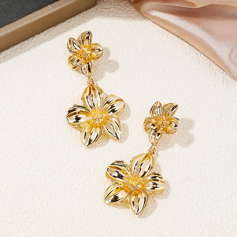 1 Piece Elegant Sweet Flower Petal Alloy Drop Earrings display picture 3