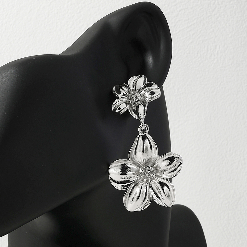 1 Piece Elegant Sweet Flower Petal Alloy Drop Earrings display picture 7