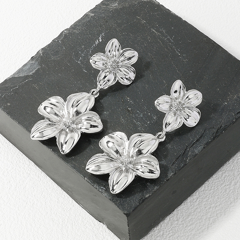 1 Piece Elegant Sweet Flower Petal Alloy Drop Earrings display picture 9
