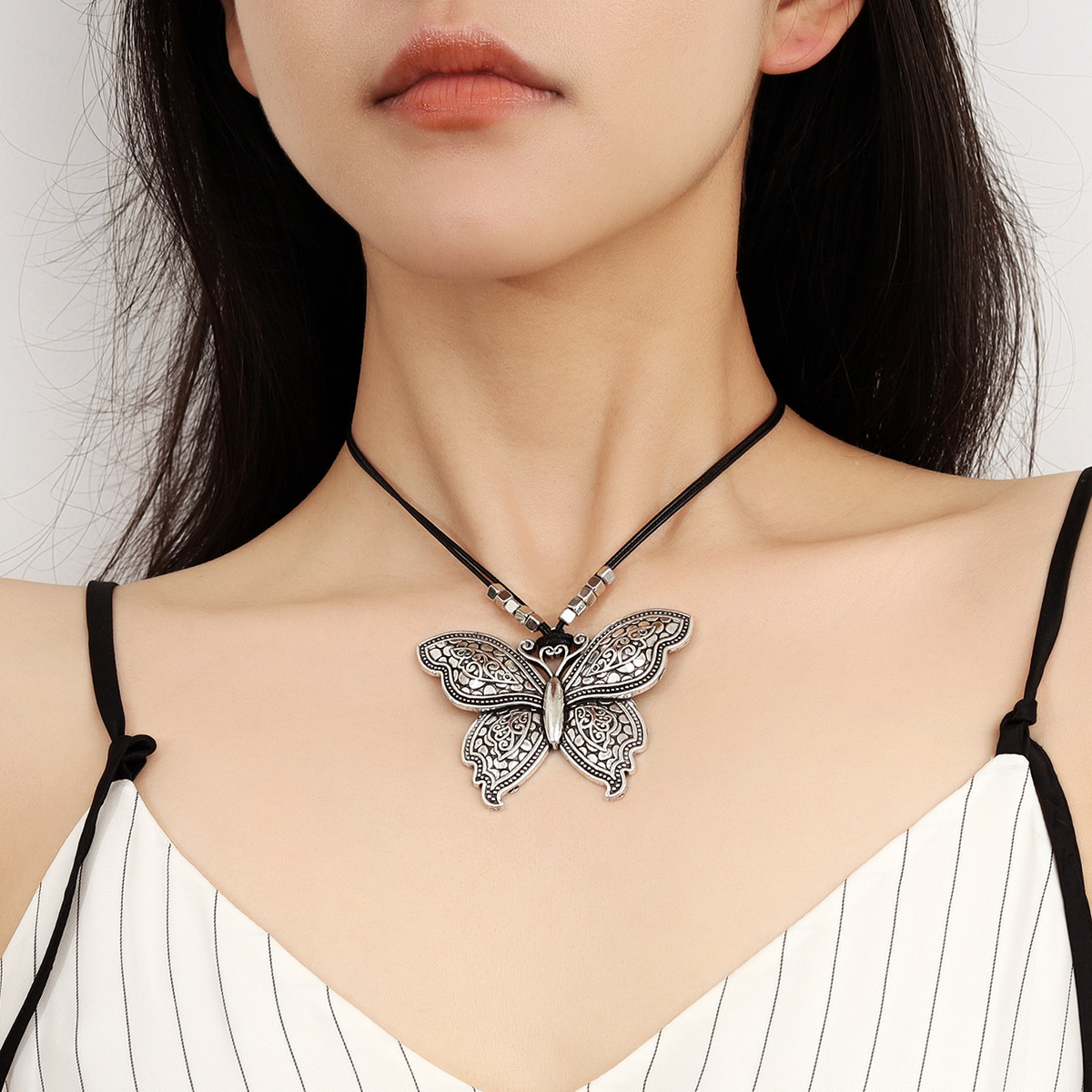 Vintage-stil Schmetterling Legierung Zinklegierung Frau Halskette Mit Anhänger display picture 1