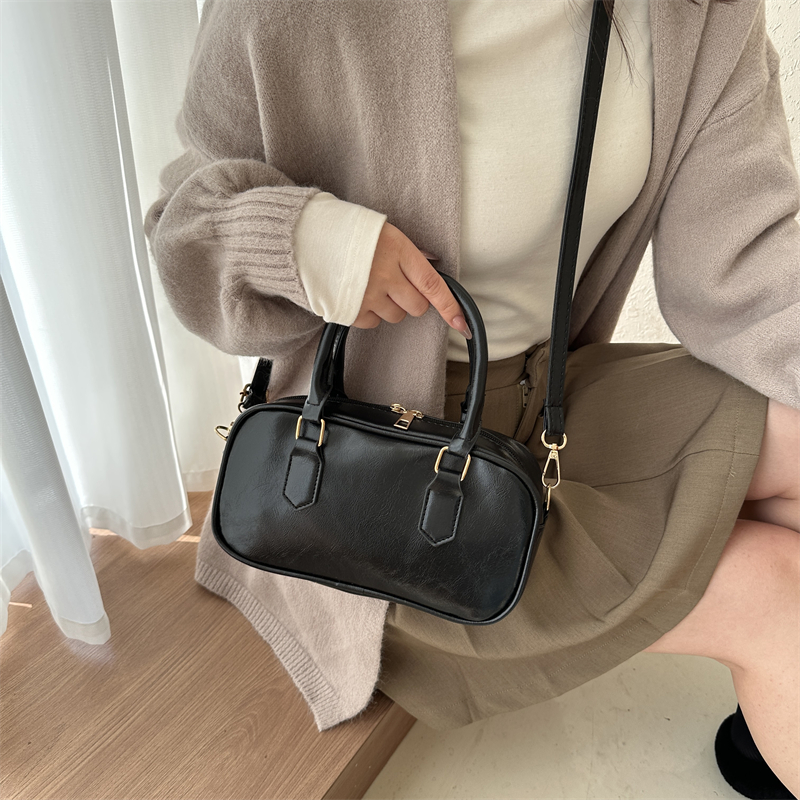 Women's Pu Leather Solid Color Elegant Oval Zipper Handbag display picture 3