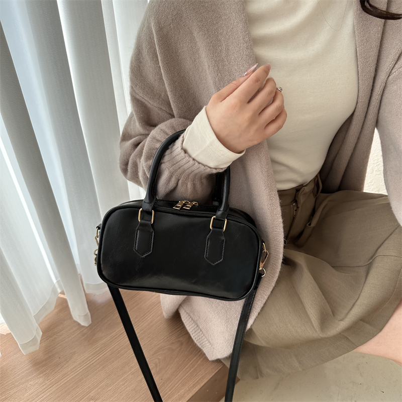 Women's Pu Leather Solid Color Elegant Oval Zipper Handbag display picture 8