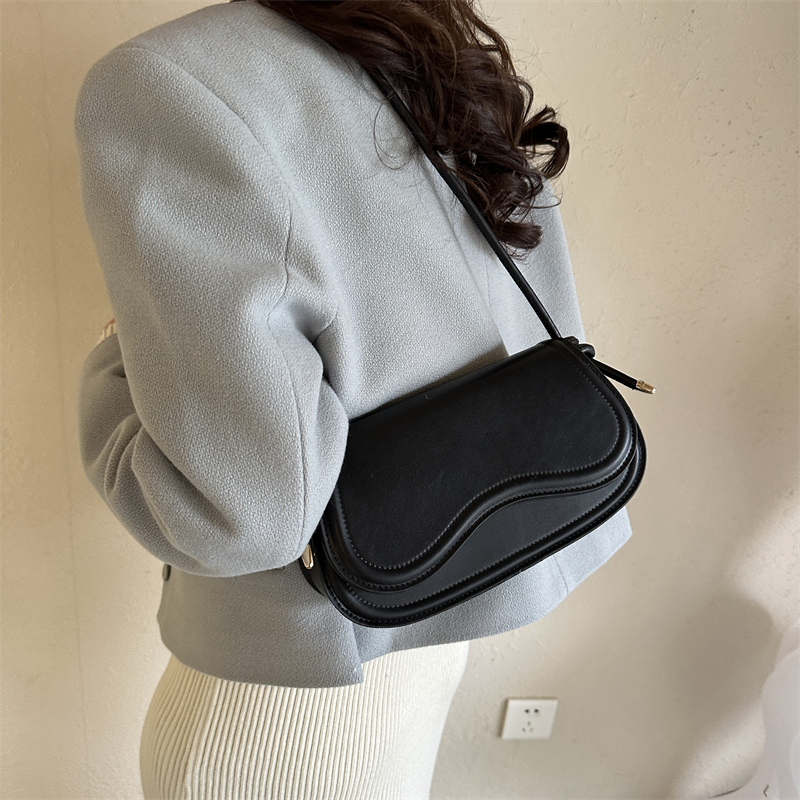 Women's Pu Leather Solid Color Streetwear Oval Flip Cover Shoulder Bag display picture 10