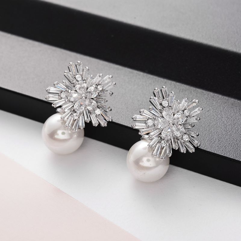 1 Pair Elegant Snowflake Inlay Copper Artificial Pearls Zircon Ear Studs display picture 2