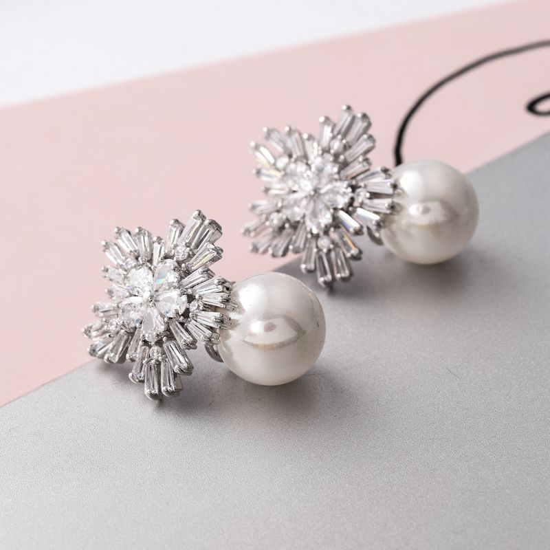 1 Pair Elegant Snowflake Inlay Copper Artificial Pearls Zircon Ear Studs display picture 3