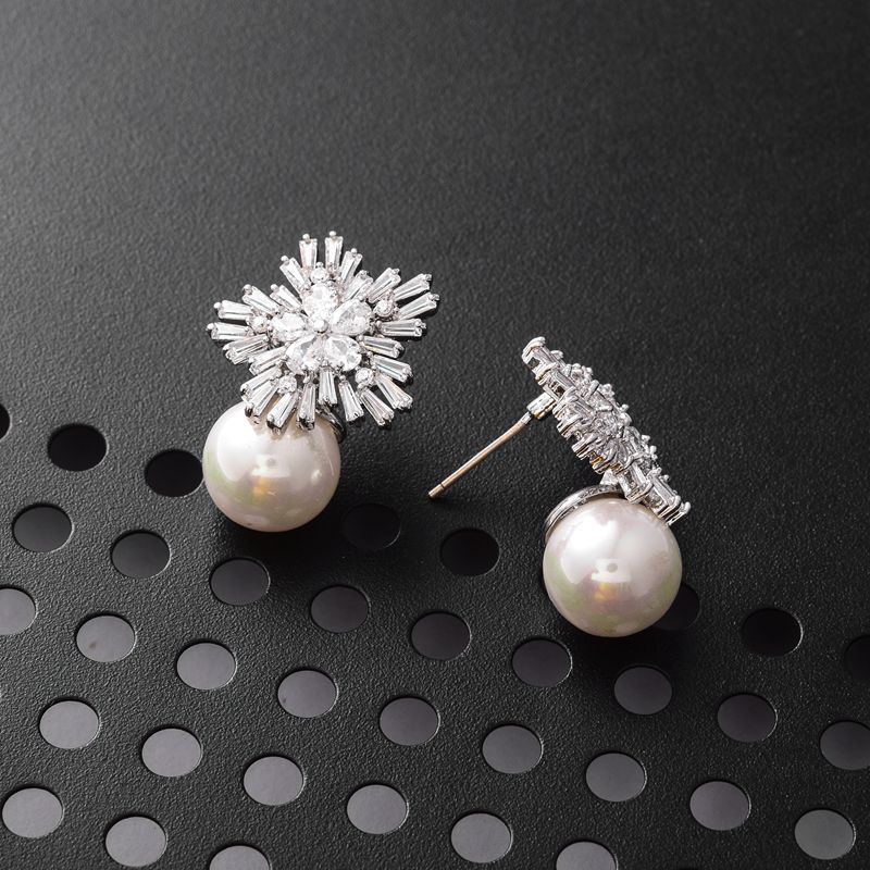 1 Pair Elegant Snowflake Inlay Copper Artificial Pearls Zircon Ear Studs display picture 5
