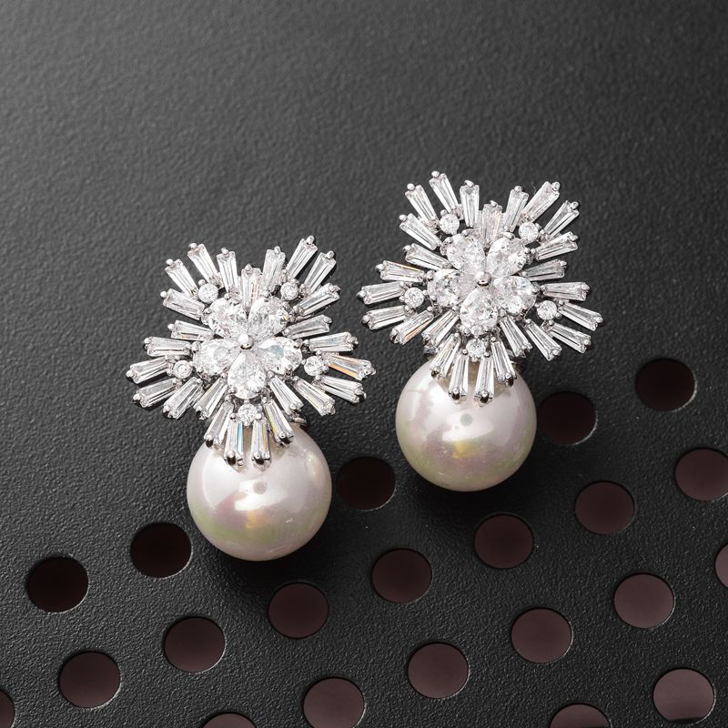 1 Pair Elegant Snowflake Inlay Copper Artificial Pearls Zircon Ear Studs display picture 6