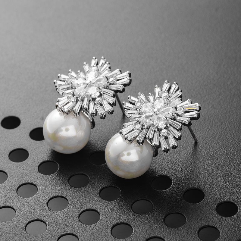 1 Pair Elegant Snowflake Inlay Copper Artificial Pearls Zircon Ear Studs display picture 4