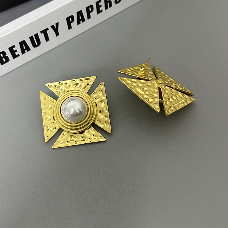 1 Pair Retro French Style Square Inlay Alloy Artificial Pearls Ear Studs display picture 12