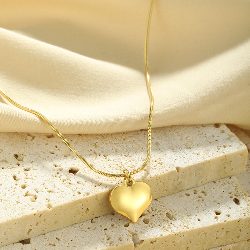 Stainless Steel Elegant Plating Heart Shape Solid Color Pendant Necklace display picture 9