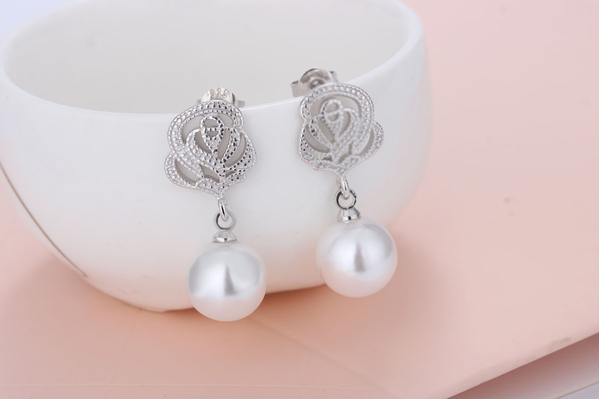 1 Pair Ig Style Flower Plating Hollow Out Inlay Copper Pearl White Gold Plated Drop Earrings display picture 3