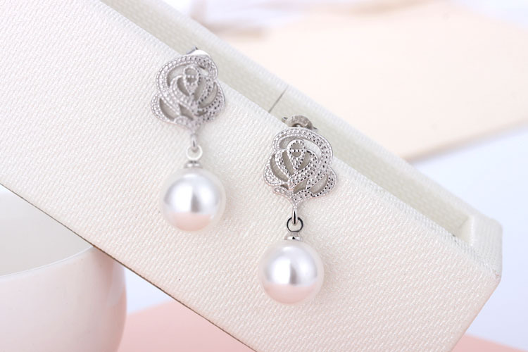 1 Pair Ig Style Flower Plating Hollow Out Inlay Copper Pearl White Gold Plated Drop Earrings display picture 6