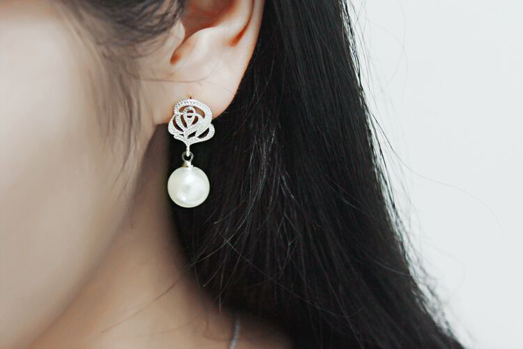 1 Pair Ig Style Flower Plating Hollow Out Inlay Copper Pearl White Gold Plated Drop Earrings display picture 10