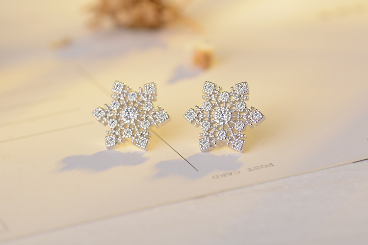 1 Pair Sweet Snowflake Inlay Copper Zircon Ear Studs display picture 1