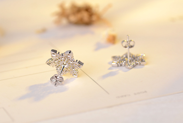 1 Pair Sweet Snowflake Inlay Copper Zircon Ear Studs display picture 3