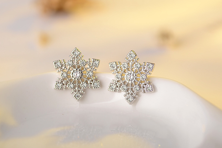1 Pair Sweet Snowflake Inlay Copper Zircon Ear Studs display picture 4
