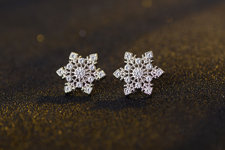 1 Pair Sweet Snowflake Inlay Copper Zircon Ear Studs display picture 5