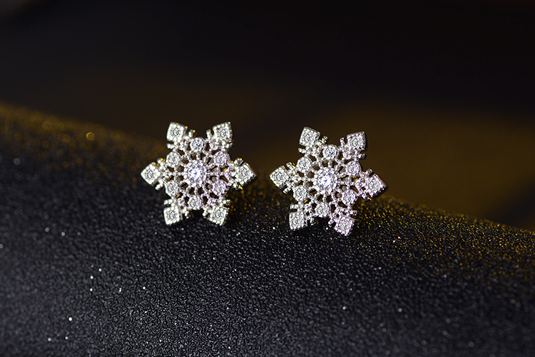 1 Pair Sweet Snowflake Inlay Copper Zircon Ear Studs display picture 6
