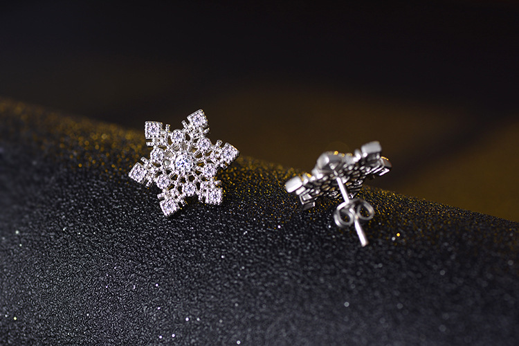 1 Pair Sweet Snowflake Inlay Copper Zircon Ear Studs display picture 7