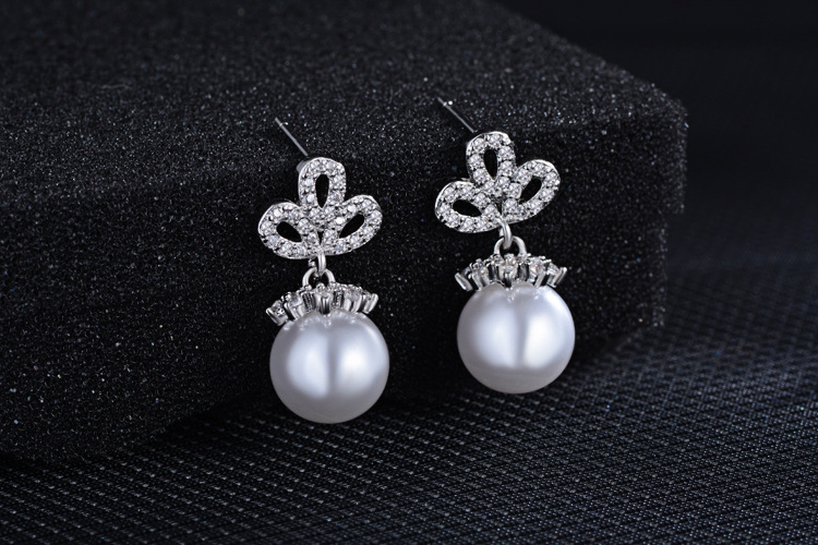 1 Pair Basic Modern Style Classic Style Geometric Inlay Copper Imitation Pearl Zircon Drop Earrings display picture 1