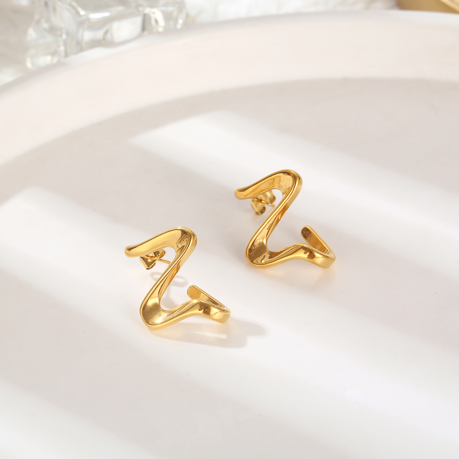 1 Pair French Style Modern Style Simple Style Curve Spiral Stripe Irregular Plating 304 Stainless Steel 18K Gold Plated Ear Studs display picture 2