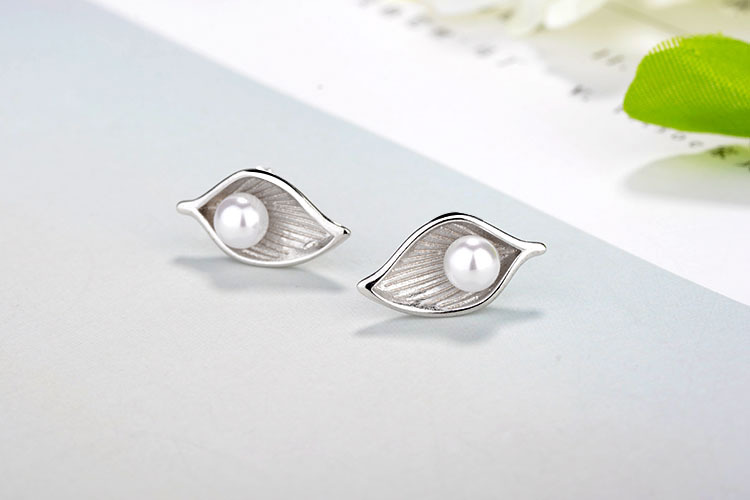 1 Pair Simple Style Leaf Plating Inlay Copper Pearl White Gold Plated Ear Studs display picture 2