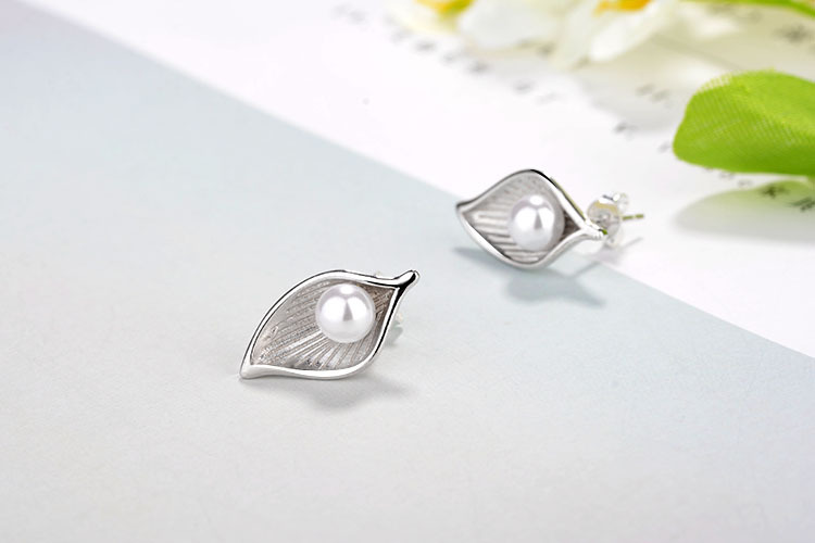 1 Pair Simple Style Leaf Plating Inlay Copper Pearl White Gold Plated Ear Studs display picture 3