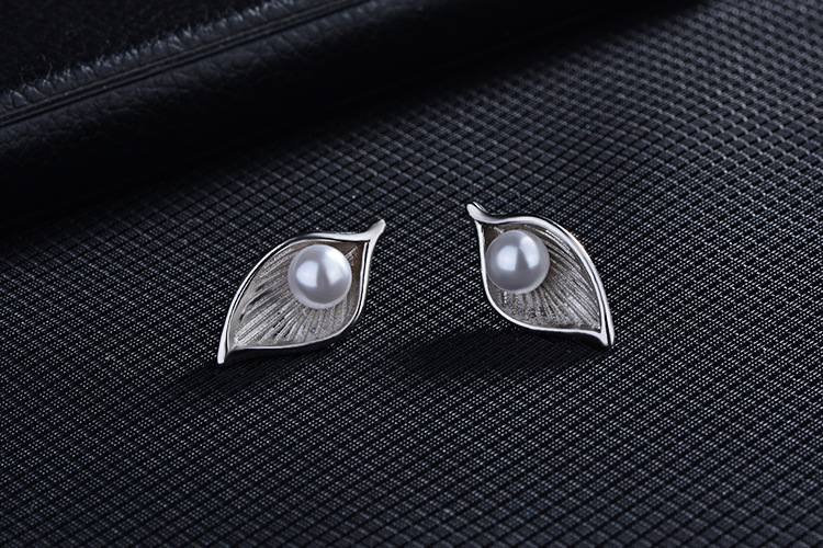 1 Pair Simple Style Leaf Plating Inlay Copper Pearl White Gold Plated Ear Studs display picture 4