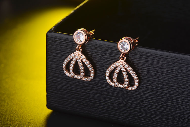 1 Pair Simple Style Shiny Heart Shape Hollow Out Inlay Copper Zircon Rose Gold Plated White Gold Plated Drop Earrings display picture 4