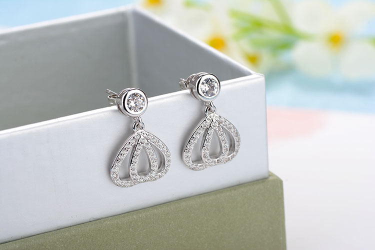 1 Paire Style Simple Brillant Forme De Cœur Évider Incruster Le Cuivre Zircon Plaqué Or Rose Or Blanc Plaqué Boucles D'oreilles display picture 8