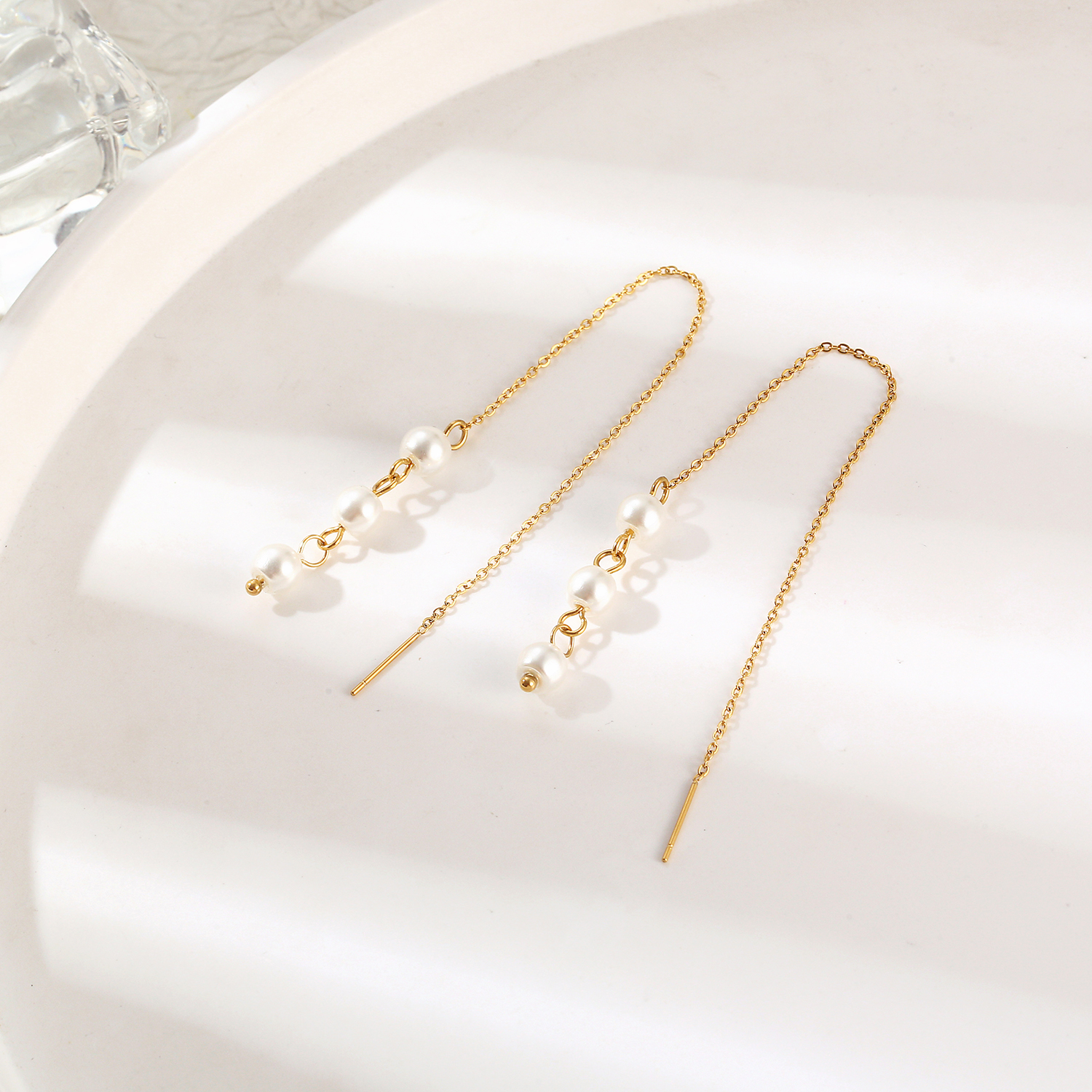1 Pair Elegant Simple Style Round Beaded Pearl Plating 304 Stainless Steel 18K Gold Plated Ear Line display picture 3