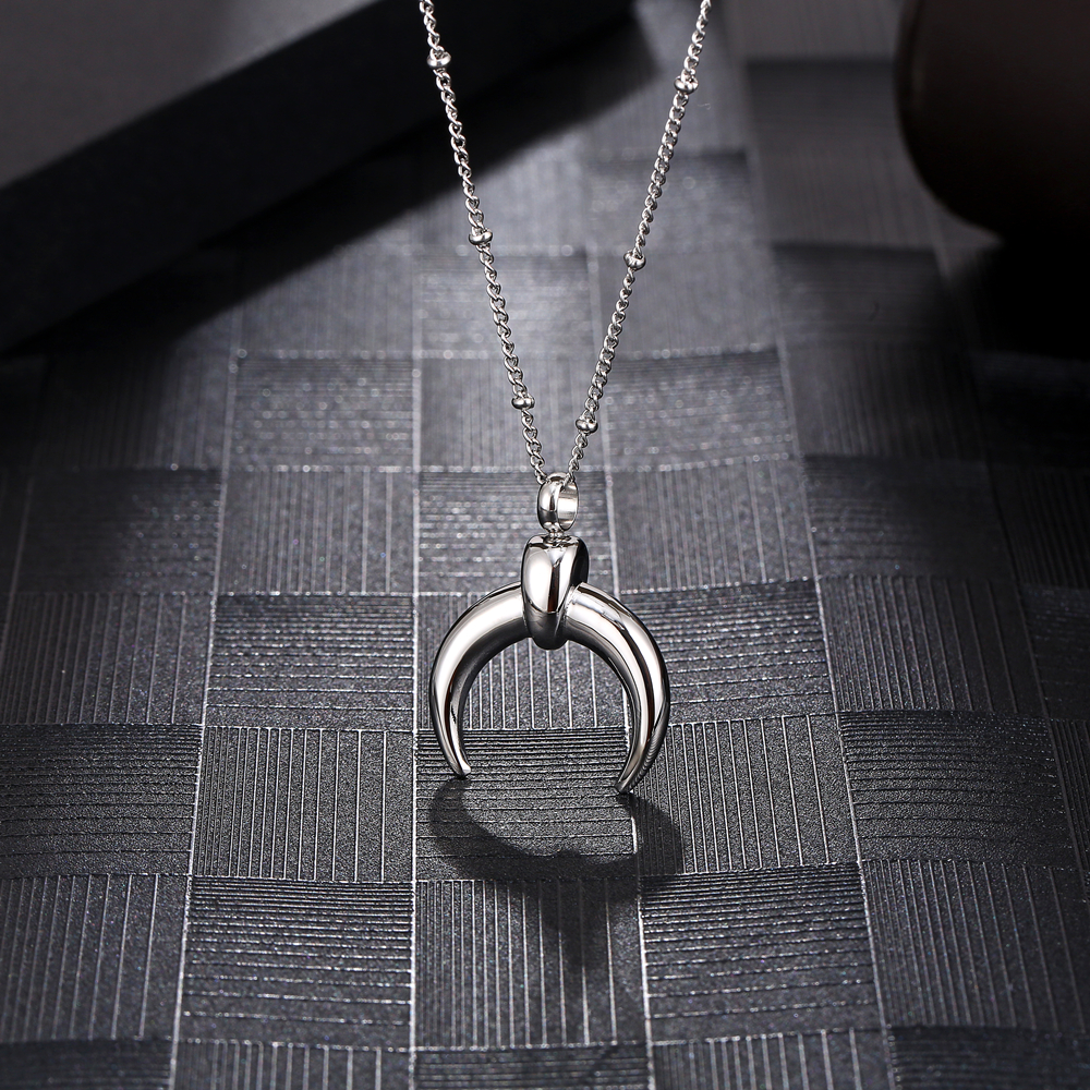 304 Stainless Steel 18K Gold Plated Simple Style Plating Moon Pendant Necklace display picture 2