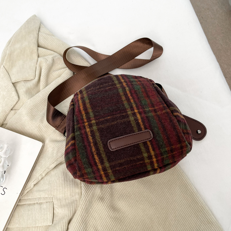 Women's Woolen Plaid Vacation Sewing Thread Oval Zipper Shoulder Bag display picture 4