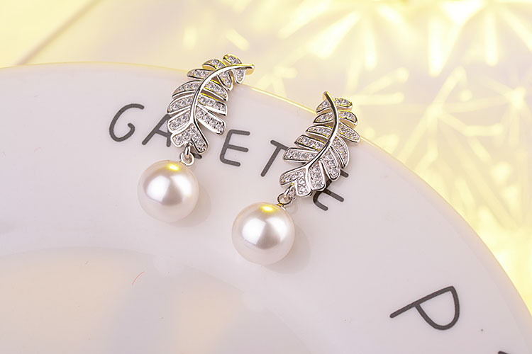 1 Pair Cute Sweet Geometric Leaves Plating Inlay Copper Pearl White Gold Plated Drop Earrings display picture 1