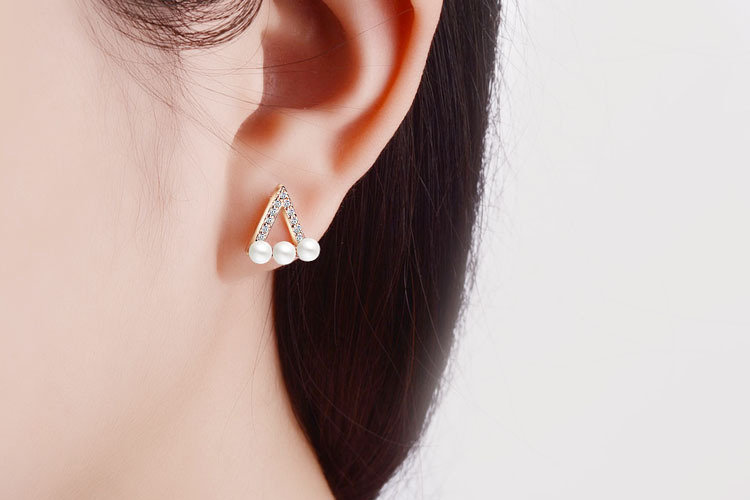 1 Pair IG Style Simple Style Triangle Hollow Out Inlay Copper Artificial Pearls Zircon Ear Studs display picture 1