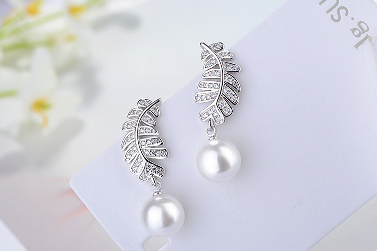1 Pair Cute Sweet Geometric Leaves Plating Inlay Copper Pearl White Gold Plated Drop Earrings display picture 3