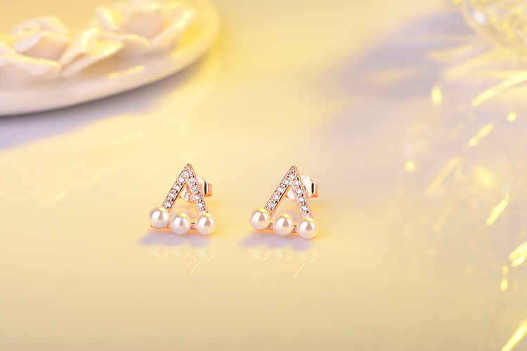 1 Pair IG Style Simple Style Triangle Hollow Out Inlay Copper Artificial Pearls Zircon Ear Studs display picture 2