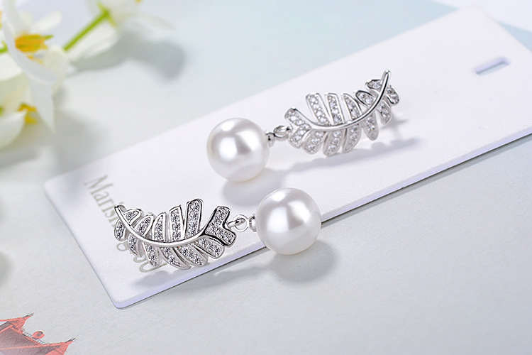1 Pair Cute Sweet Geometric Leaves Plating Inlay Copper Pearl White Gold Plated Drop Earrings display picture 4
