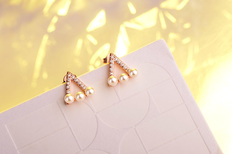 1 Pair IG Style Simple Style Triangle Hollow Out Inlay Copper Artificial Pearls Zircon Ear Studs display picture 3