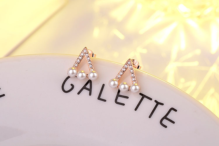 1 Pair IG Style Simple Style Triangle Hollow Out Inlay Copper Artificial Pearls Zircon Ear Studs display picture 4