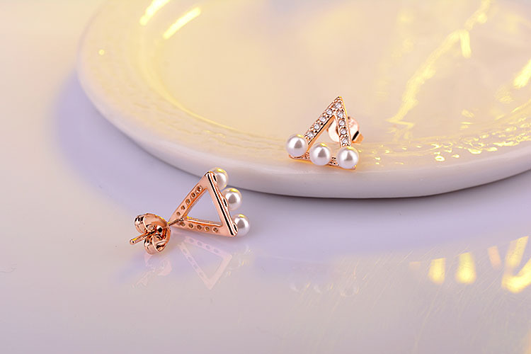 1 Pair IG Style Simple Style Triangle Hollow Out Inlay Copper Artificial Pearls Zircon Ear Studs display picture 5