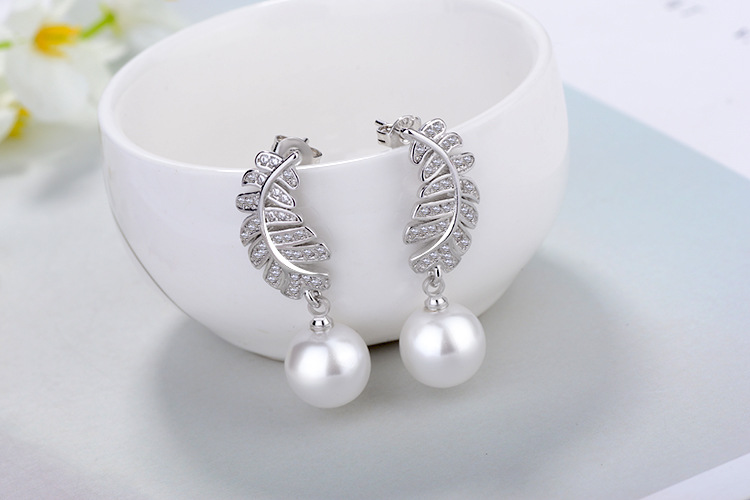 1 Pair Cute Sweet Geometric Leaves Plating Inlay Copper Pearl White Gold Plated Drop Earrings display picture 5