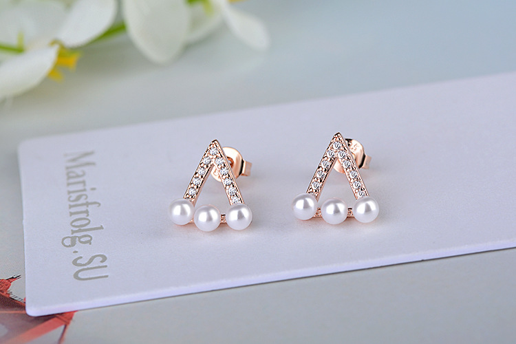 1 Pair IG Style Simple Style Triangle Hollow Out Inlay Copper Artificial Pearls Zircon Ear Studs display picture 6