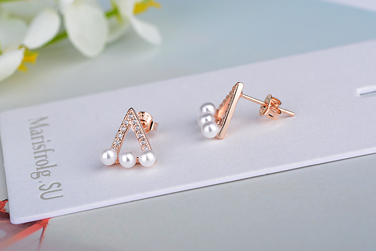 1 Pair IG Style Simple Style Triangle Hollow Out Inlay Copper Artificial Pearls Zircon Ear Studs display picture 7