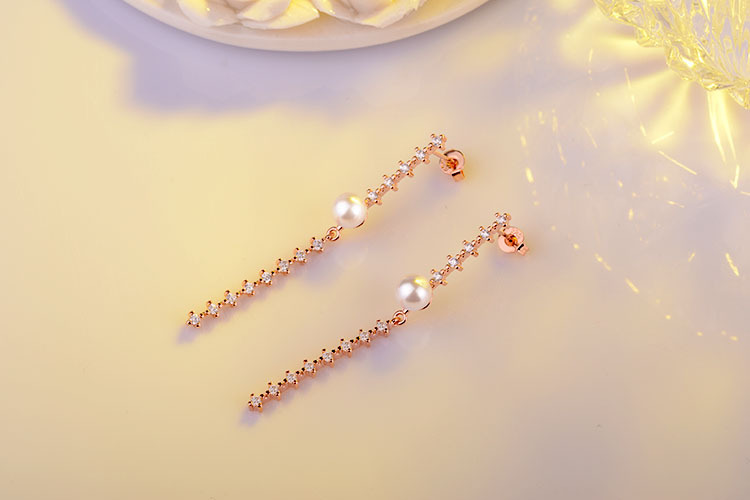 1 Pair Simple Style Shiny Geometric Inlay Copper Artificial Pearls Zircon Drop Earrings display picture 4