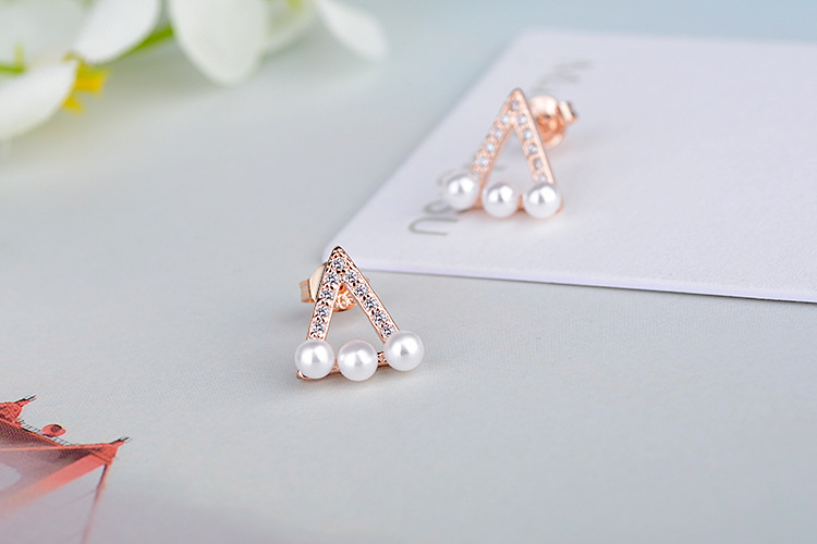 1 Pair IG Style Simple Style Triangle Hollow Out Inlay Copper Artificial Pearls Zircon Ear Studs display picture 8
